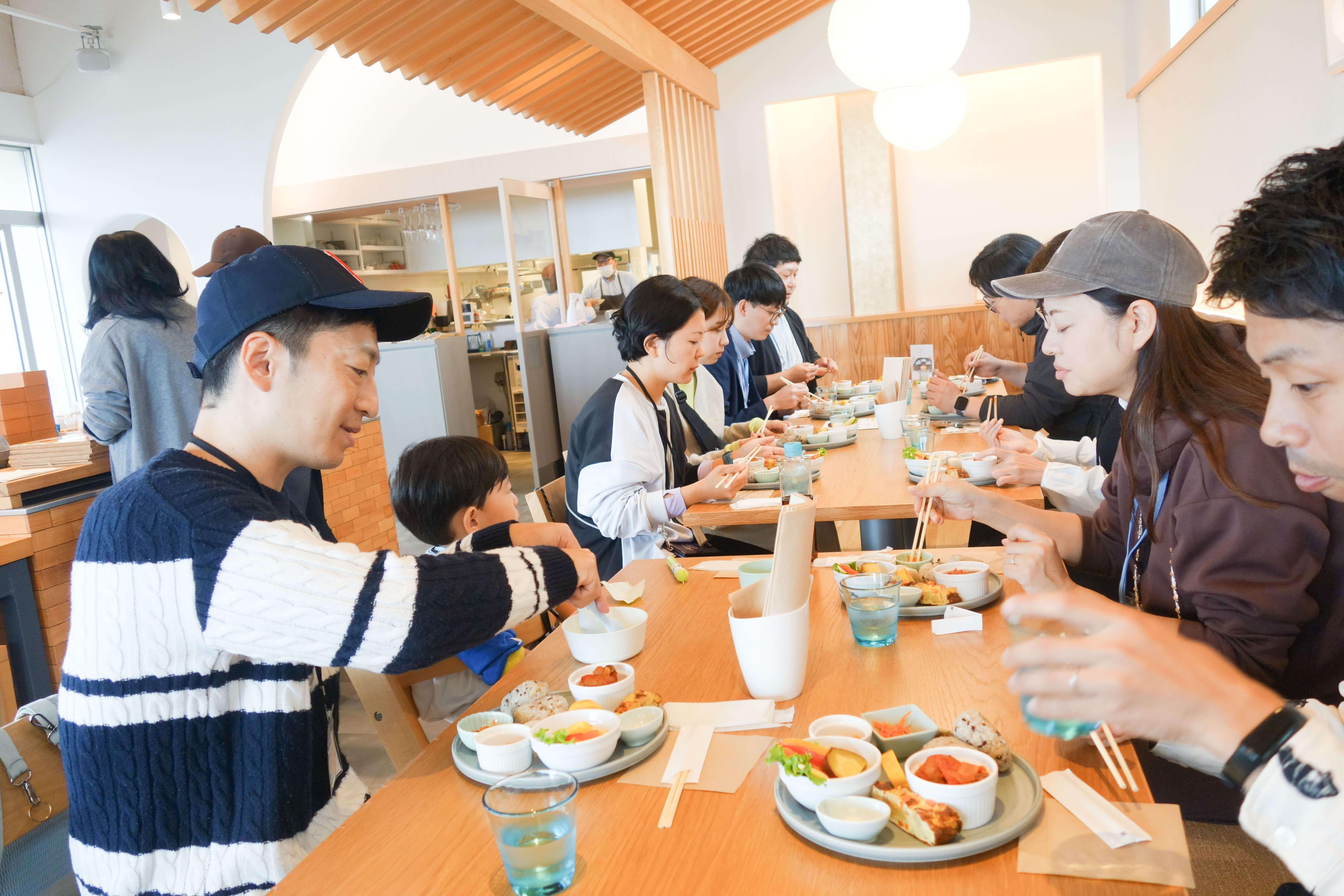 レストランで食事をとる様子