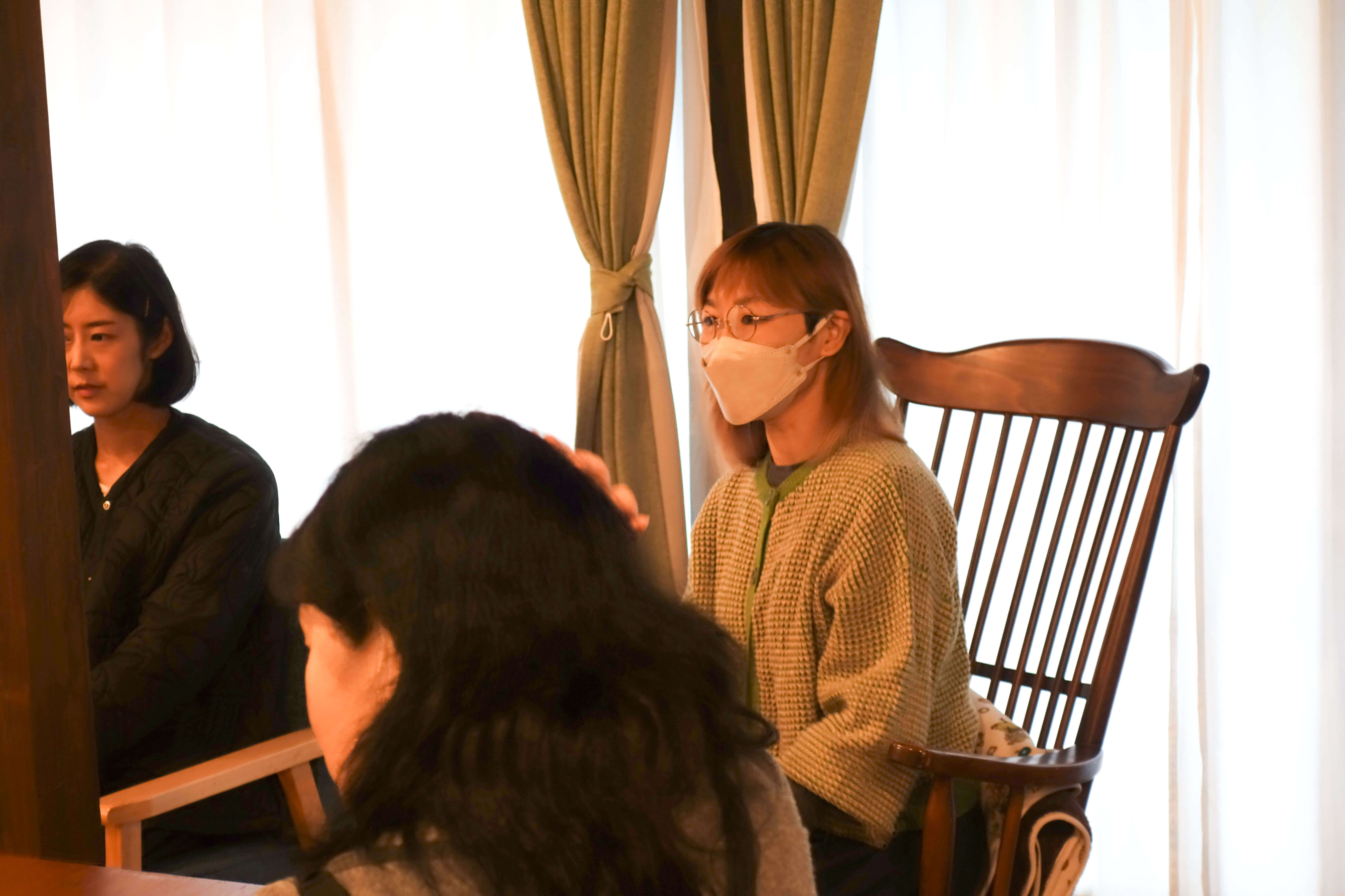 参加者が話を聞く様子