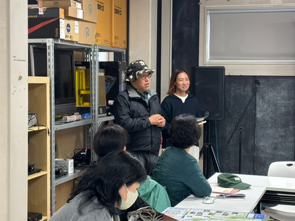 真鶴町観光協会で話を聞く様子