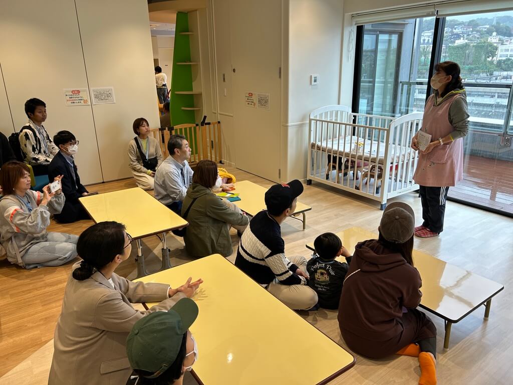 子育て支援センターにて話を聞く様子