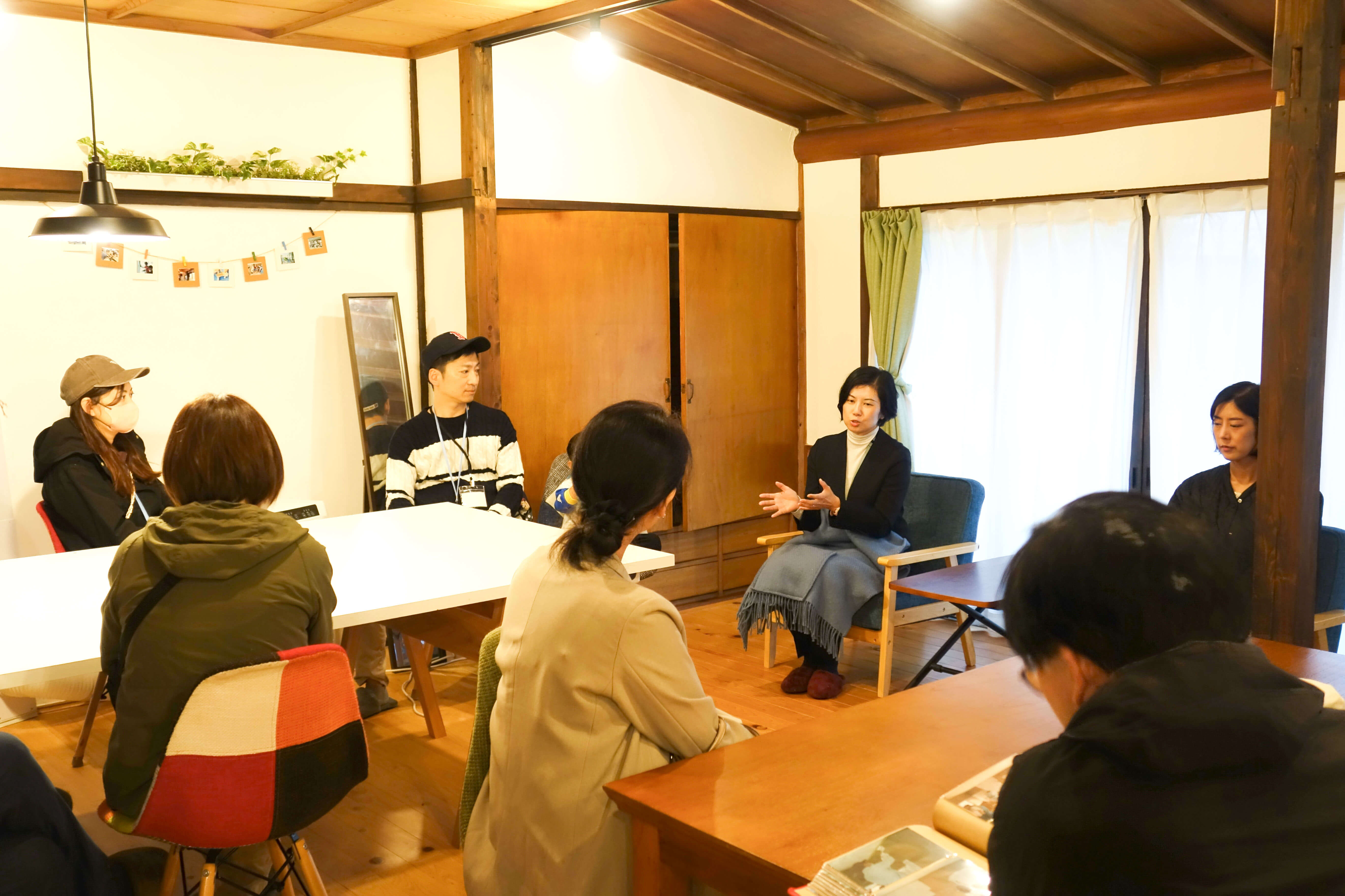 参加者が話を聞く様子