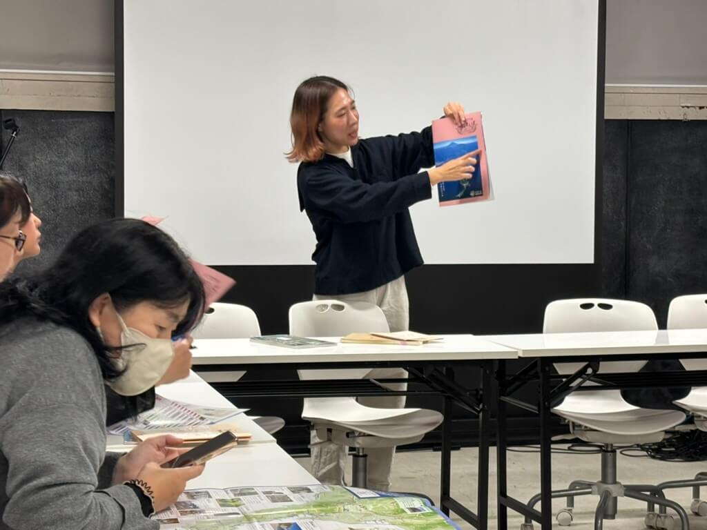 真鶴町観光協会で話を聞く様子