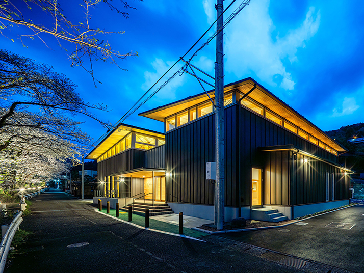 （サムネイル）山北町立生涯スポーツセンター　建物全体_外観夕景