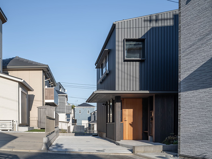 (サムネイル写真)窓辺に住まう　建物全体