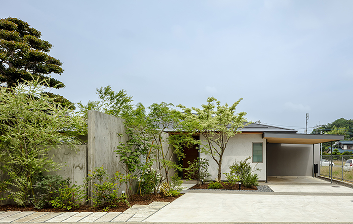 (サムネイル写真)つながる塀の家　建物正面