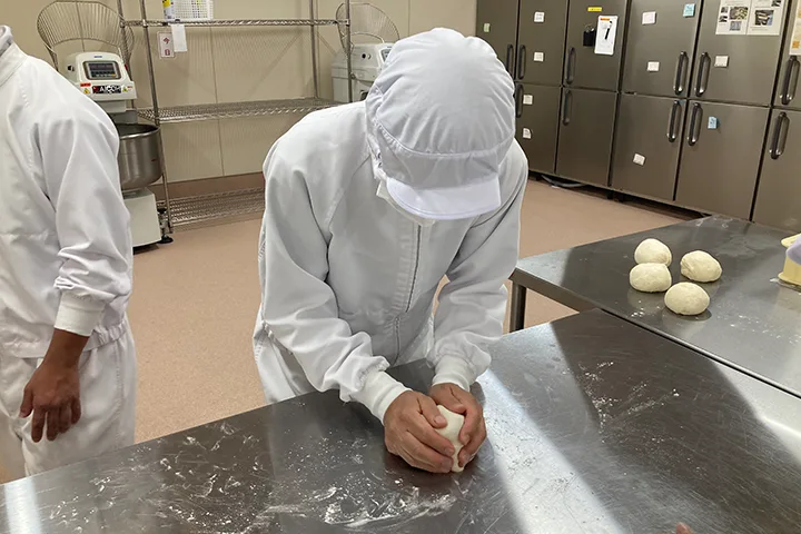 パン生地を小さく丸めている写真