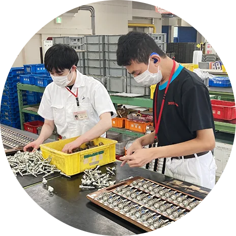 部品を組み立てている写真