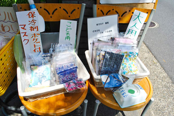 玄関先に並べたマスク