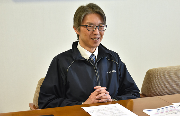 取材に答えるファンケルスマイルの簑島修社長
