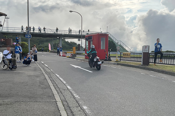 仲間のライダーがゴールするたびに大きな拍手で会場が沸いた