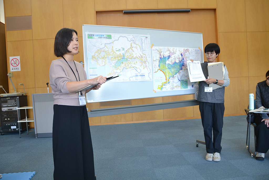 「慢性疾患児とご家族のための災害時ガイドブック」の説明をする鎌倉保健福祉事務所の保健師・阿部香織さんと関上佑美さんの写真