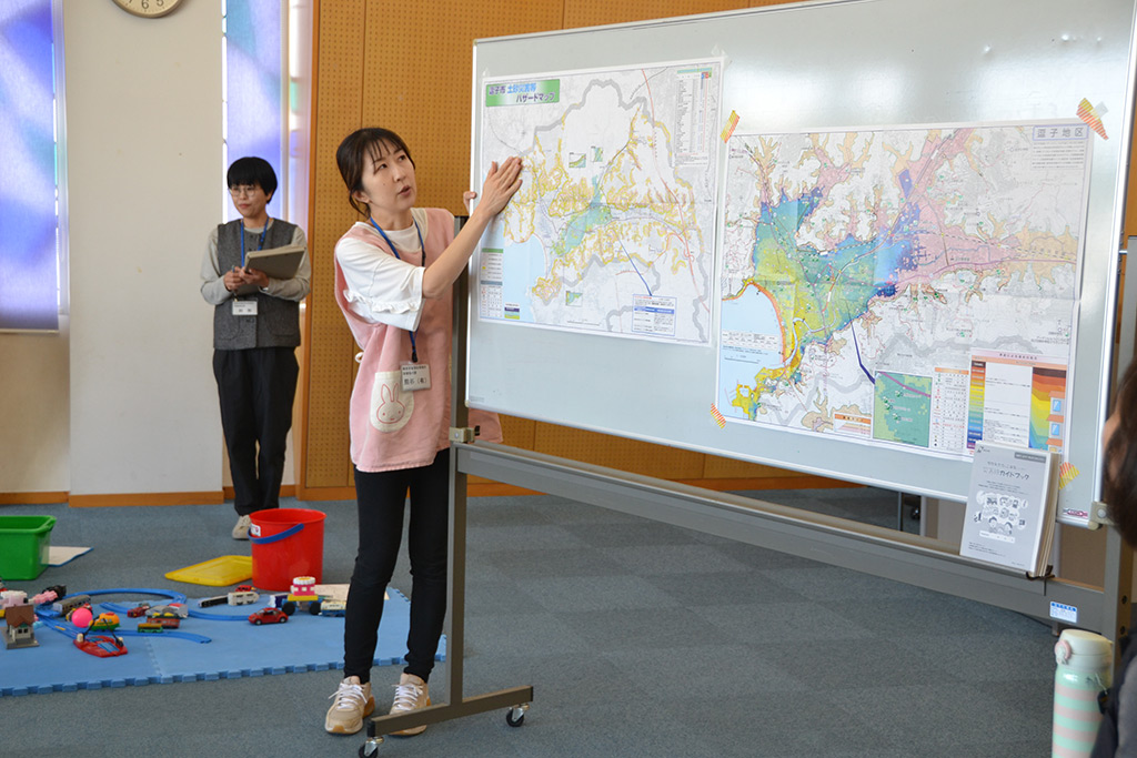 ハザードマップについて説明する同・熊谷有香さんの写真