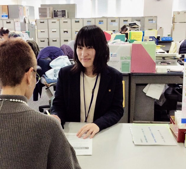 デスクでお客様対応する写真