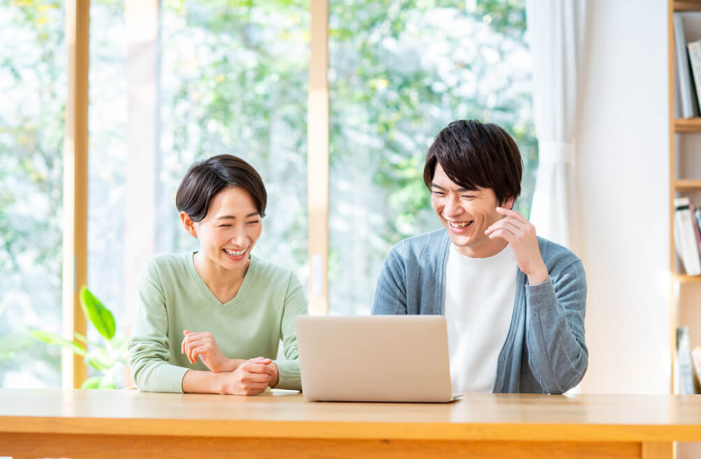 写真:夫婦がパソコンに向かって講習を受けている様子