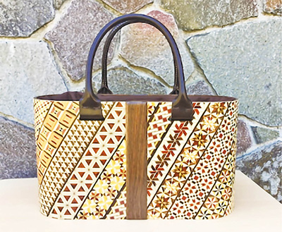 箱根寄木細工柄のバッグ