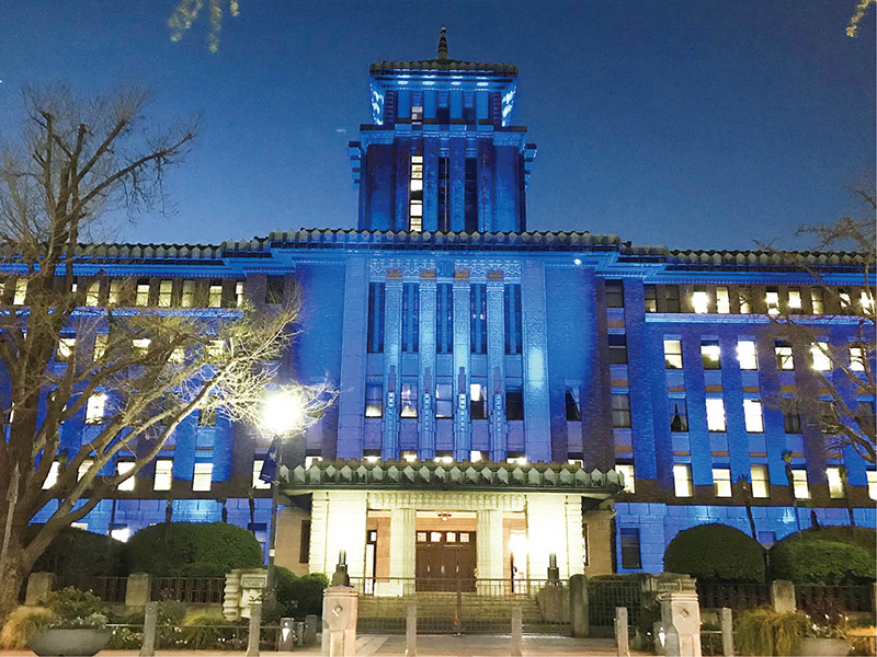 ブルーにライトアップされた県庁本庁舎
