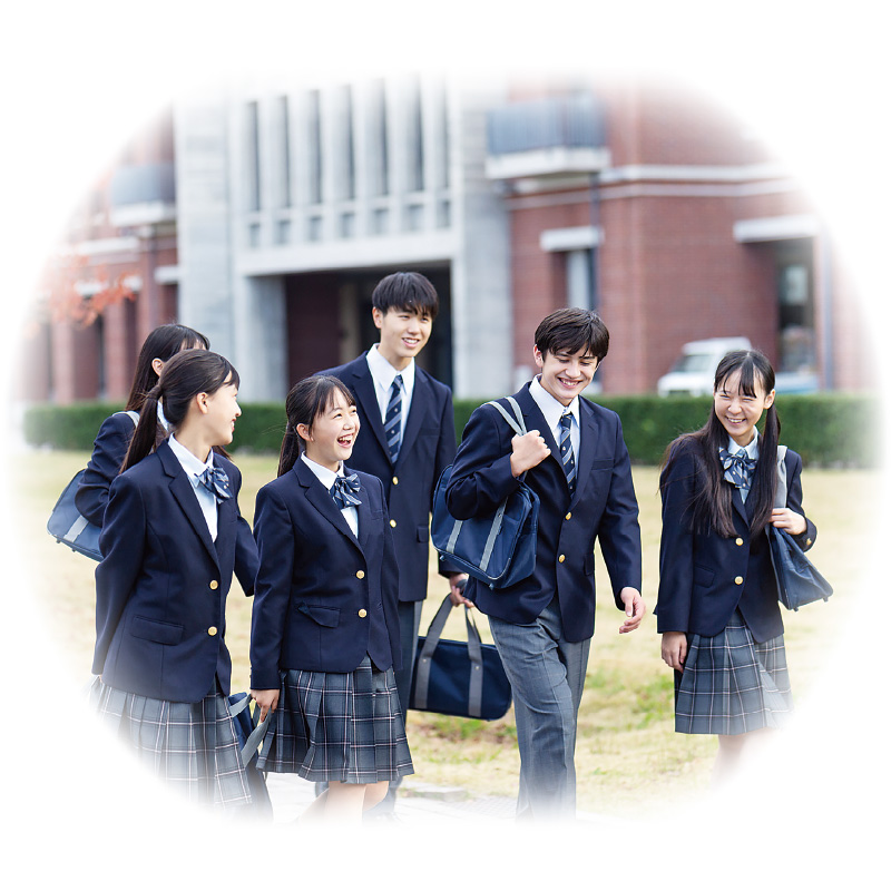 笑顔で歩く高校生